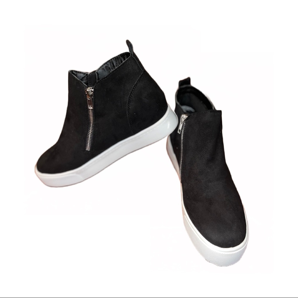 Black & white platform shoe